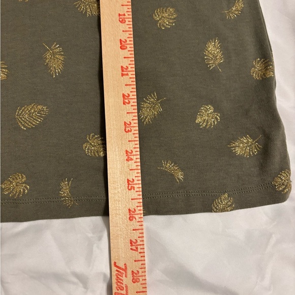 🌿 Karen Scott Plus 2X Gold Leaf Print Henley Top Olive Green 3/4 Sleeve - Picture 5 of 8